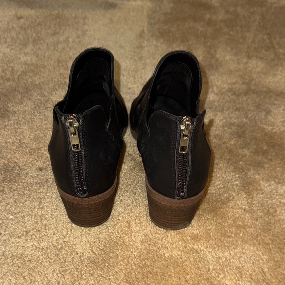 Chic Black Ankle Booties - Picture 3 of 8